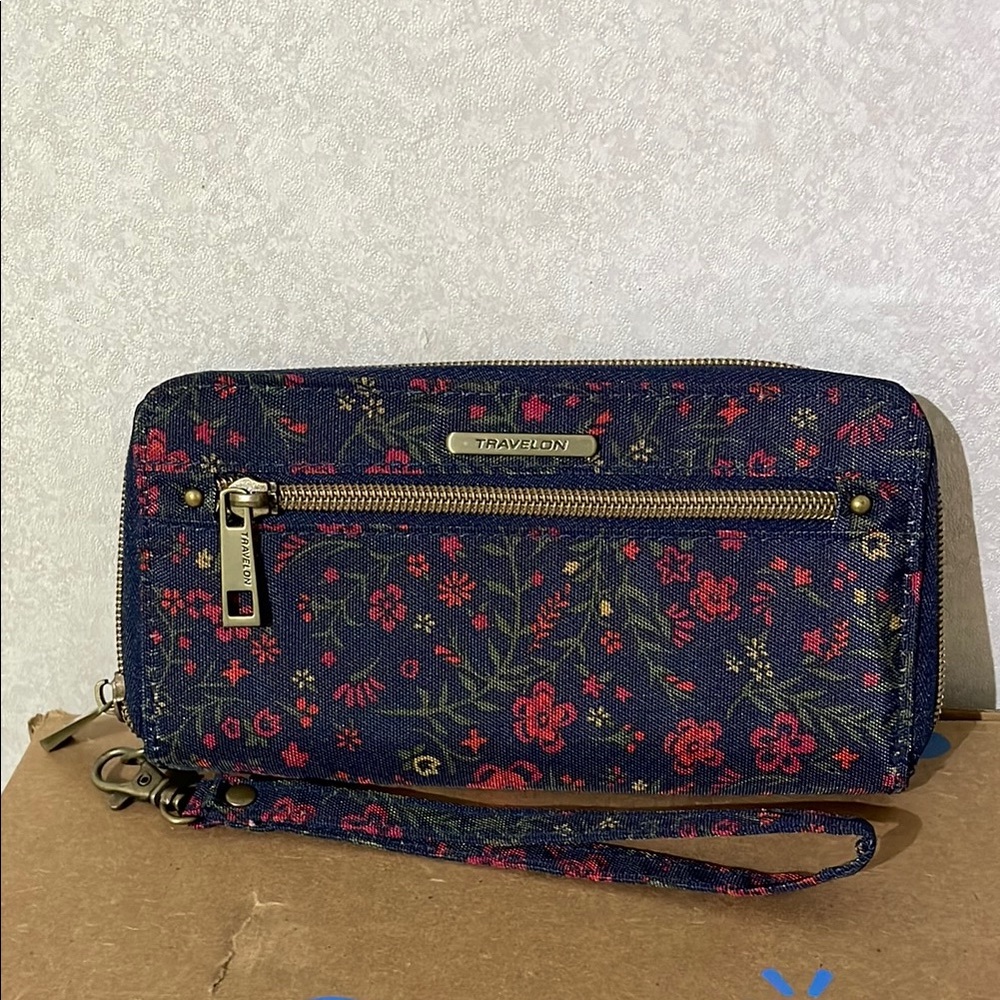 Travelon Navy Floral Wristlet